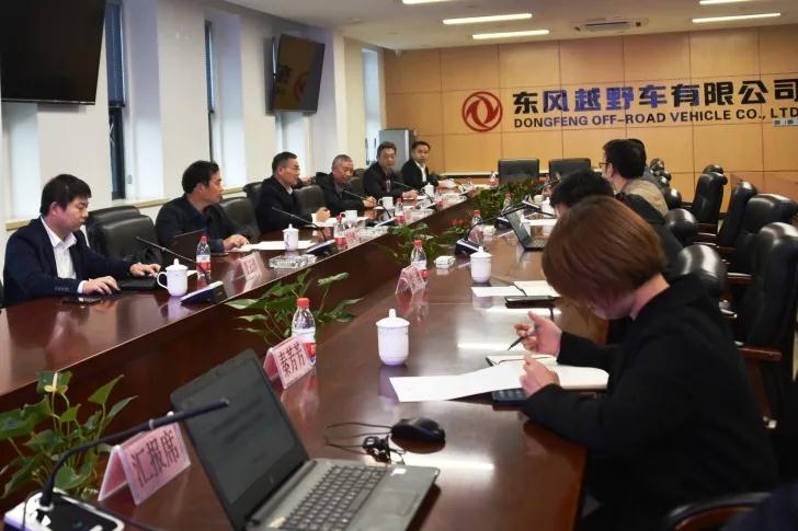 湘電集團黨委書(shū)記、董事長(cháng)周健君率隊拜訪(fǎng)東風(fēng)越野車(chē)有限公司.jpg